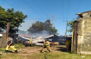 Carpintería consumida por incendio en San Lorenzo | 1000 Noticias