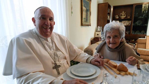 El papa Francisco visitó a su prima que cumplió 90 años