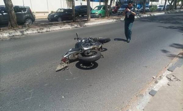 Crónica / En el centro mismo: Motoqueiro muere tras ser embestido por una camioneta