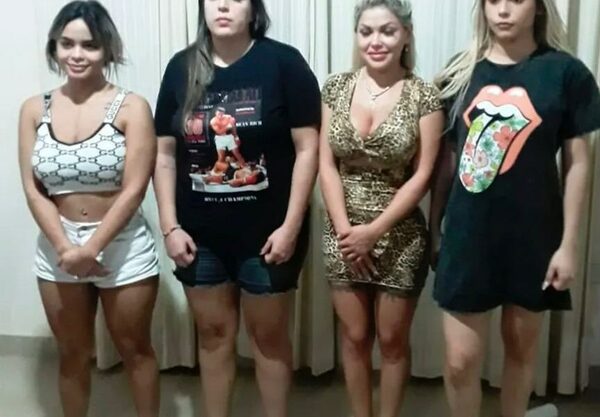 Modelo pillada en casa de sicarios he’i a policías que solo estaba ‘comiendo asado’
