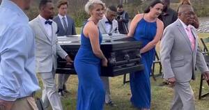 La Nación / “¿Esto es un funeral?”: llegó a su boda en un ataúd y desató la polémica
