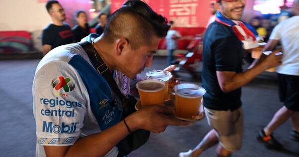 La Nación / Mundial de Qatar: avalancha por cerveza en zona de aficionados tras prohibición