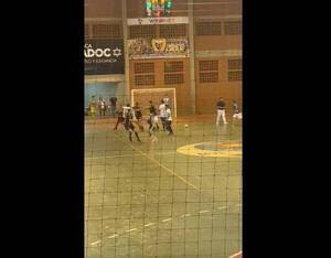 Crónica / [VIDEO] Hernandarias: ¡Partido de fútbol opa en feroz moquete!