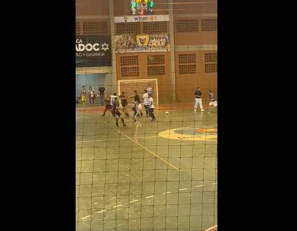 Crónica / [VIDEO] Hernandarias: ¡Partido de fútbol opa en feroz moquete!