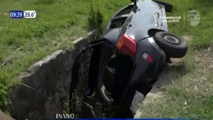 Vehículo cayó en colosal canaleta de Luque - Noticias Paraguay