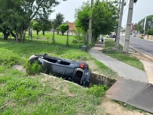 Automóvil fue abandonado tras caer a una cuneta - Policiales - ABC Color