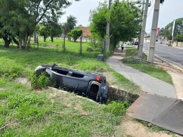 Automóvil fue abandonado tras caer a una cuneta - Policiales - ABC Color