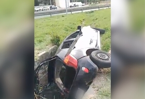 Conductor de plataformas estrelló su vehículo en una cuneta y luego lo abandonó - Megacadena — Últimas Noticias de Paraguay