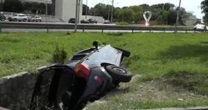 La Nación / Abandonan un auto tras caer a una canaleta en Luque