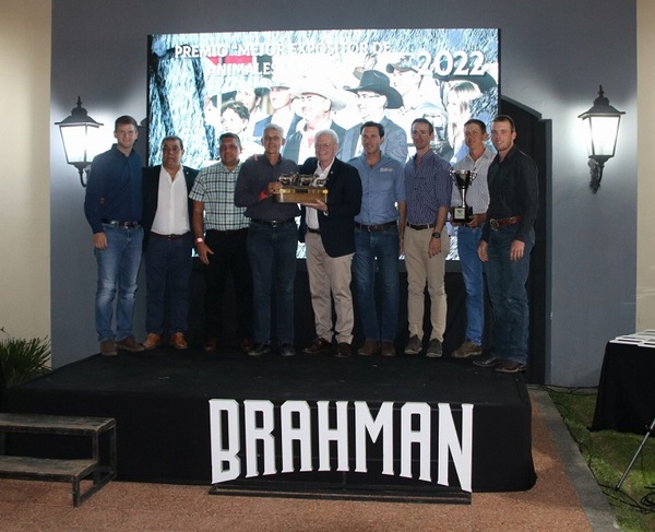 Chacra Experimental repitió como mejor expositor Brahman de bozal del año