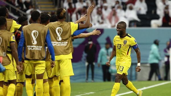 Enner Valencia imparte una lección de fútbol a Qatar
