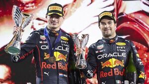 Verstappen pone el broche, Ferrari sonríe y Pérez se queda a punto