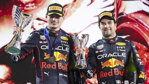 Verstappen pone el broche, Ferrari sonríe y Pérez se queda a punto