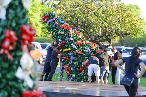 Adornos navideños hechos con 16 toneladas de botellas de plástico iluminarán Ciudad del Este - ABC en el Este - ABC Color