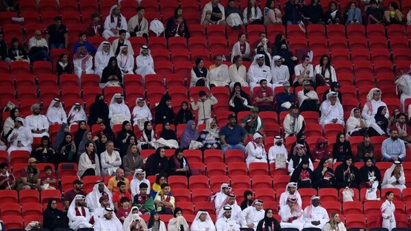El público qatarí abandona a su equipo