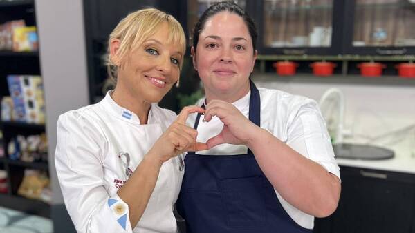 Crónica / La cheff que nos devolvió el "mbeshu" posa con Euge y dedica "corazoncito" a Paraguay