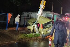 San Antonio: conductor muere tras embestir su vehículo contra columna de la ANDE - Policiales - ABC Color