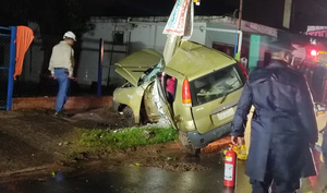 Conductor muere tras embestir su vehículo contra columna de la ANDE - Noticiero Paraguay