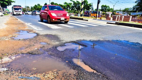 Grandes baches en calles de Luque ponen en riesgo a los conductores