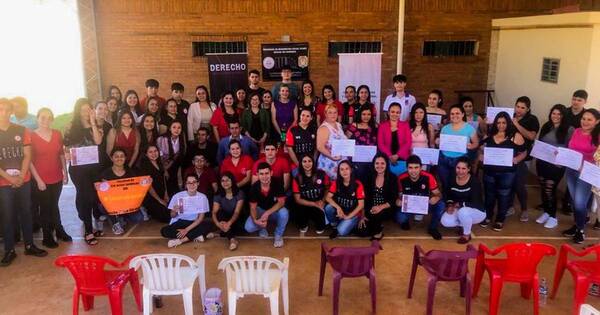 La Nación / Reclusas del Cereso hicieron curso de peluquería pensando en la reinserción y recibieron diplomas