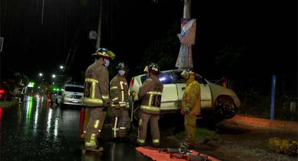 Conductor murió tras embestir una columna de la ANDE en San Antonio - trece