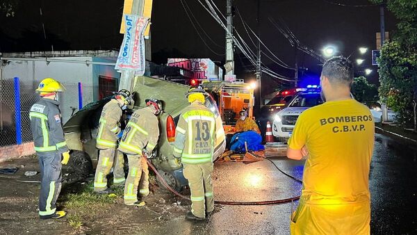 Conductor muere al chocar contra una columna en San Antonio