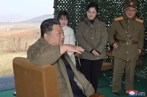 Por primera vez Kim Jong-Un aparece junto a su hija - Mundo - ABC Color