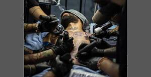 Crónica / Cantante ligó 8 horas de anestesia para tatuarse en memoria de su hermano