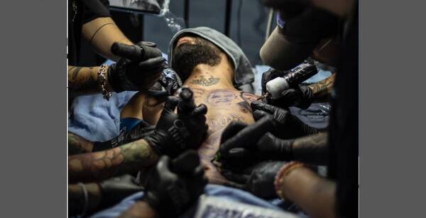 Crónica / Cantante ligó 8 horas de anestesia para tatuarse en memoria de su hermano