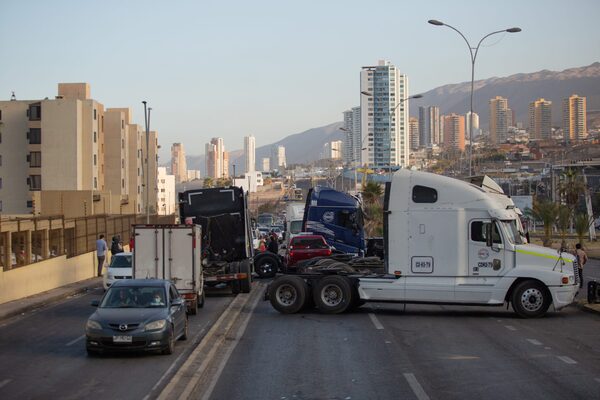 Camioneros chilenos inician un paro indefinido por el alza del precio del combustible - MarketData