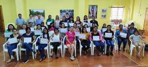 Entregaron certificados a mujeres participantes de curso de peluquería en Filadelfia