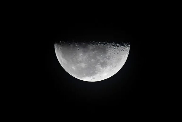 La cápsula Orión roza la Luna y se acerca con éxito a 130 kilómetros - Ciencia - ABC Color
