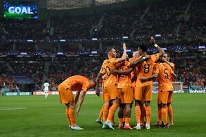 Sin brillar mucho, Países Bajos cumple en su debut ante Senegal