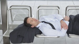 Diario HOY | Empresa argentina paga por dormir una siesta en la vitrina de su local