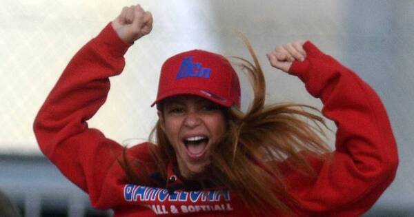 La Nación / Una eufórica Shakira robó la atención al alentar a sus hijos en juego de béisbol