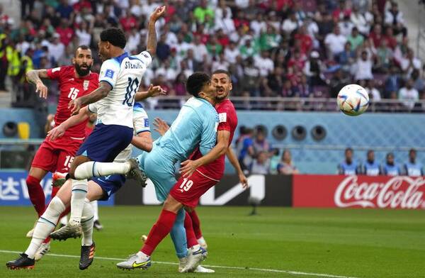 Qatar 2022: Violento choque entre un arquero y un futbolista de Irán
