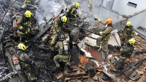 Ocho muertos tras caída de avioneta en un barrio de Medellín - Unicanal
