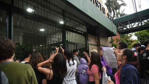 Falta de comunicación provoca manifestación en colegio capitalino