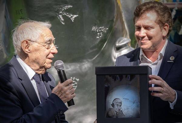 Crónica / Impresionante: Conmebol homenajeó a periodista curepa que ya cubrió ¡17 mundiales!