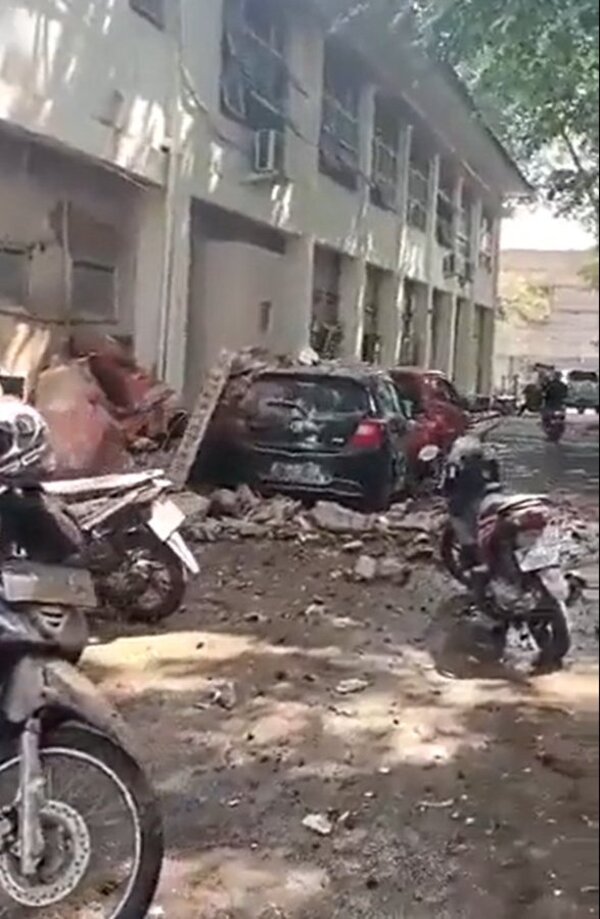 Sube a 162 el número de muertos por terremoto en Indonesia