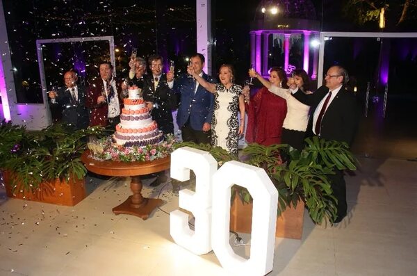 Centro oftalmológico celebró sus 30 años - Empresariales - ABC Color