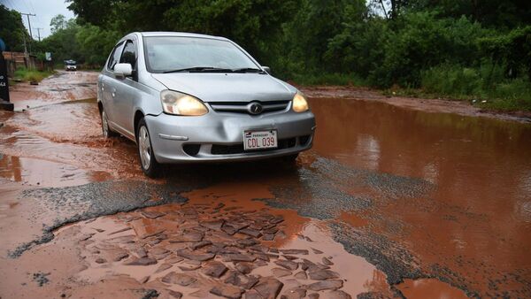 Falta de veredas, basura y cráteres llenos de agua en calles de Capiatá