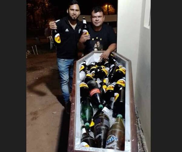 Crónica / Funebrero celebró su cumple y utilizó ataúd ¡como conservadora!