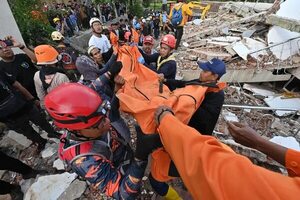 Video: Desesperada carrera contrarreloj para hallar supervivientes tras sismo en Indonesia - Mundo - ABC Color