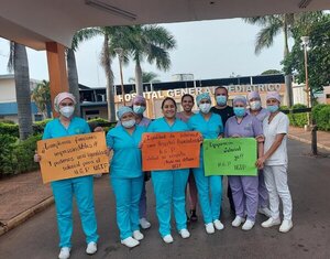 Diario HOY | Continua protesta de funcionarios del Acosta Ñu por la equiparación salarial