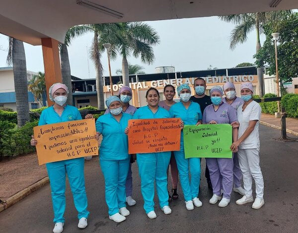 Diario HOY | Continua protesta de funcionarios del Acosta Ñu por la equiparación salarial