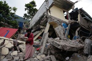 Indonesia cifra en 103 los muertos tras el terremoto de magnitud 5,6