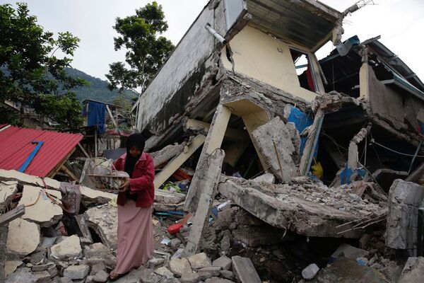 Indonesia cifra en 103 los muertos tras el terremoto de magnitud 5,6