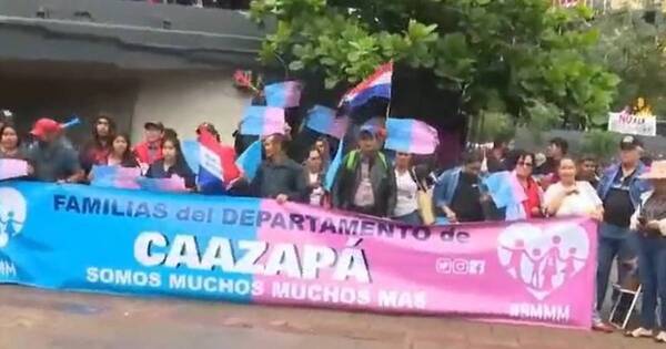 La Nación / Padres se manifiestan contra el plan de transformación educativa