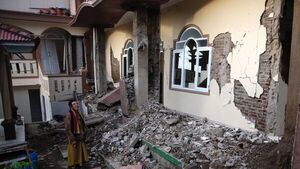 Suben a 268 los muertos por sismo de 5,6 de magnitud en Indonesia